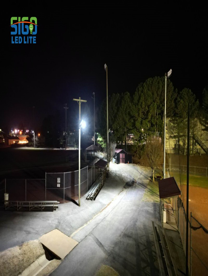 Proyek lampu surya untuk penerangan lapangan sepak bola